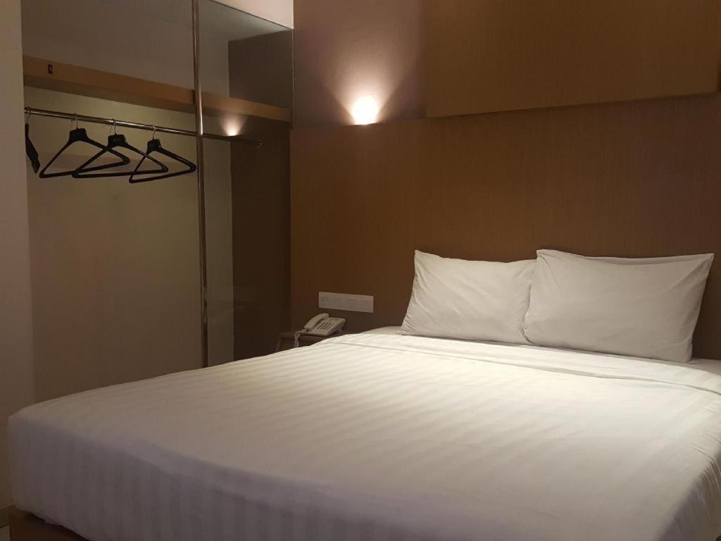 מדיון Kharisma Hotel מראה חיצוני תמונה