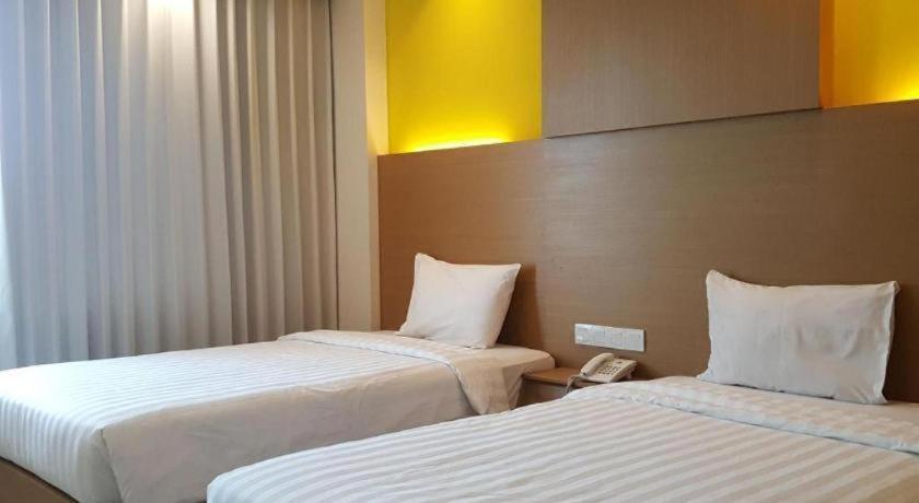 מדיון Kharisma Hotel מראה חיצוני תמונה
