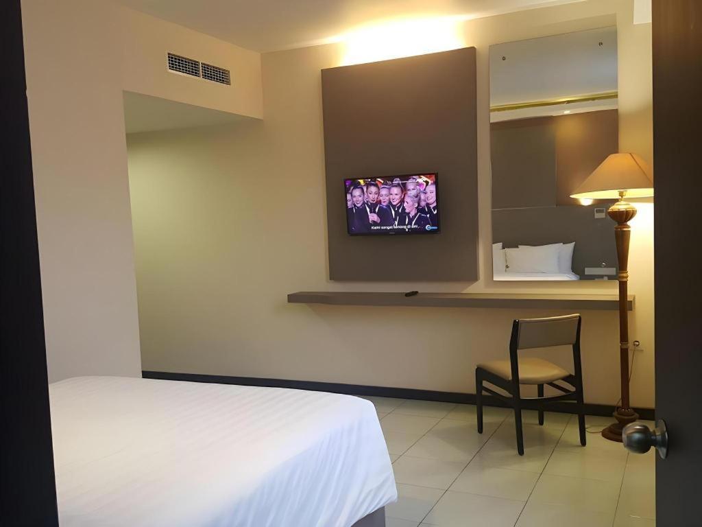 מדיון Kharisma Hotel מראה חיצוני תמונה