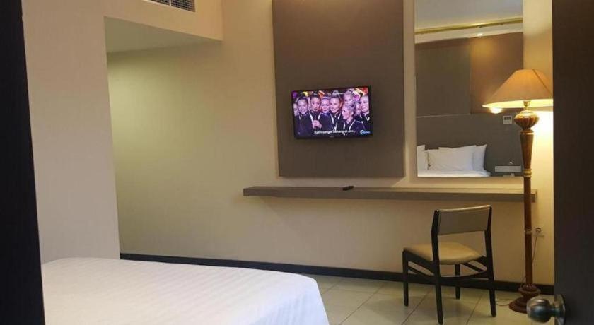 מדיון Kharisma Hotel מראה חיצוני תמונה